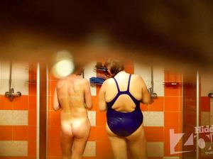 Баба с толстой жопой в синем купальнике загораживает голую девку в бане