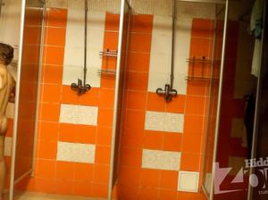 Худая девушка не знает, что ее купание в бане снимают