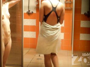 Девушки принимают душ, в то время, как за ними тайно наблюдают