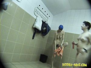 Скрытая камера сняла голую очень худую телку