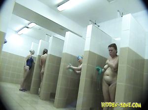 Толстая тетка принимает душ с девками из своего коллектива