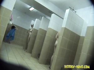 Стройная женщина в возрасте в бане голая