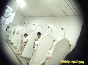 Девчонки не подозревают, что за ними подсматривают