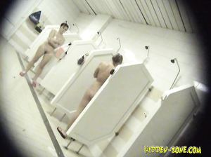 Брюнетка с короткой стрижкой засветила на скрытую камеру волосатую киску