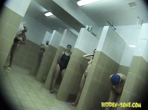 Старые пловчихи засветились перед камерой в душе