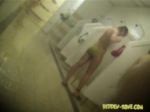 Озабоченная девчонка снимает на скрытую камеру своих обнаженных подружек