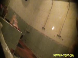 Камера в душе зафиксировала голых баб, разговаривающих между собой