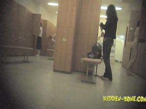 Красивая высокая девушка одевается в раздевалке