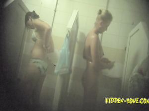 Девчонки и женщины принимают душ после трудного рабочего дня