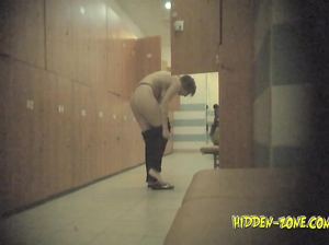 Кто-то оставил мини камеру в сумке, чтобы наблюдать за голыми женщинами