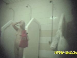 Привлекательная брюнетка тщательно моет свои манящие прелести