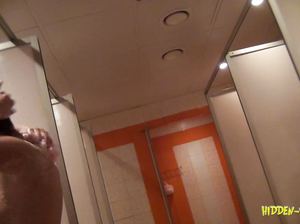 Сучки без одежды ходят по бане и соблазняют дрочеров