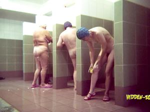 Женщины моются в душе после уроков в бассейне