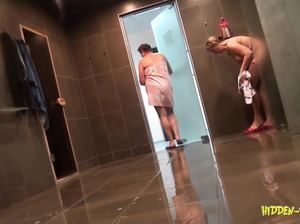 Девки моют письки, не замечая видеонаблюдения за ними