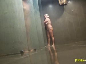 Зрелая тетка попала голая в объектив скрытой камеры