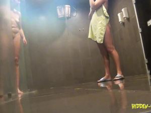 Мужик установил скрытую камаеру в женской душевой