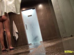 Молодая девка с голой задницей обтирается полотенцем после душа