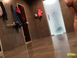 За голыми телками подсматривают через скрытую камеру в бане