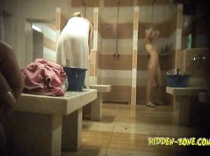 Подсматривание за обнаженными телками в бане