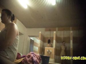 Извращенец подсматривает за женщина в душе через щелку