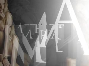 Давалка с потрясающим телом обнаженная перед камерой