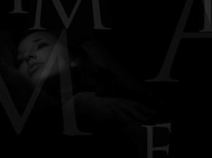 Катерина снимает с себя одежу и позирует голой