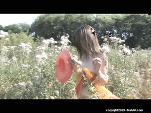 Василиса с красивыми сиськами бродит обнаженная по полю