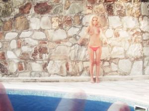 Красивая блондинка Жанна раздевается перед камерой