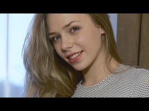 Симпатичная крошка позирует обнаженной в душе