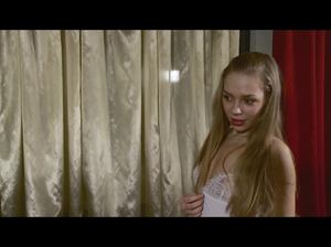 Девушка с шикарными волосами голая в джакузи