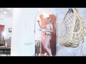 Художница с маленькими сиськами рисует нагая