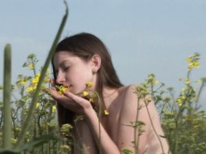 Девчонка с маленькими дойками позирует голенькой в поле