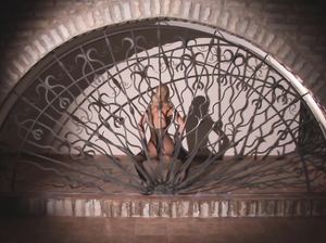 Сабрина в колготках в сеточку показывает свои прелести