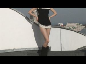 Дана снимает одежду на крыше дома и показывает тело