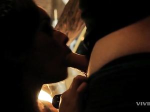 Знойная брюнетка жадно сосет член в машине