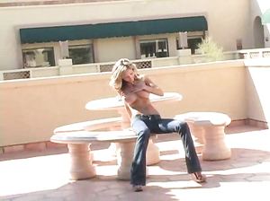 Малышка застукала свою подружку за мастурбацией на улице