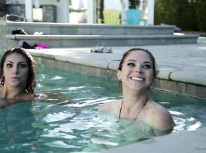 Обнаженные куколки расслабляются в бассейне