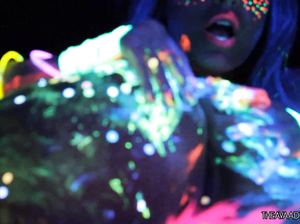 Лесбиянки намазались светящейся краской и занимаются сексом в темноте