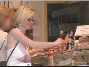 Женщина в возрасте показала случайно большие сиськи в кафе