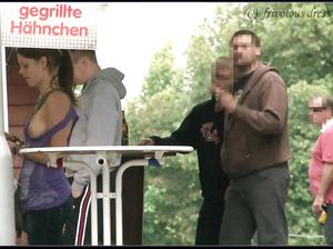 Молодая экстремалка не скрывает своих прелестей от прохожих на улице