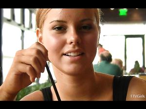 Знойная бразильянка раздевается перед камерой