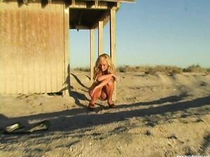 Американская сучка с красивыми сиськами голая на улице