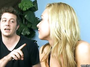 Куколка показывает упругие сисечки в лайв чате