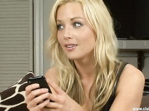 Очаровательная блондинка развлекается с партнерами в различных образах