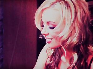 Гламурную блондинку чпокают на большом столе