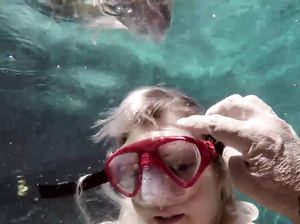 Блондинка под водой в маске демонстрирует голое тело