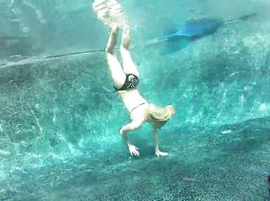 Саманта под водой показала свое тело