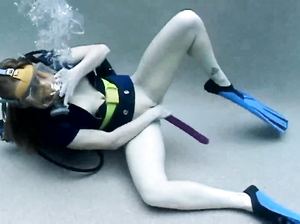 Куколка с аквалангом мастурбирует огромным дилдо на дне бассейна