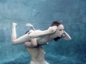 Парень трахнул свою стройную крошку в бассейне под водой