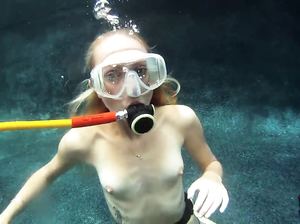 Плоская аквалангистка тренируется нырять на глубину